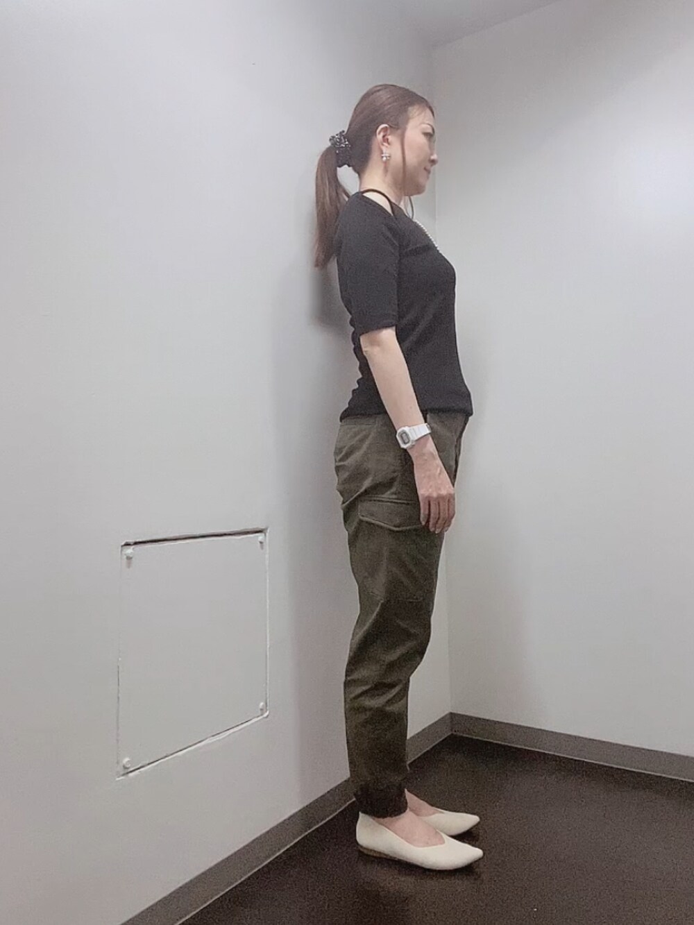 ブラック系のニット/セーター、グリーン系のカーゴパンツ、ホワイト系のバレエシューズを着用したレディースの夏コーディネートの3枚目の写真