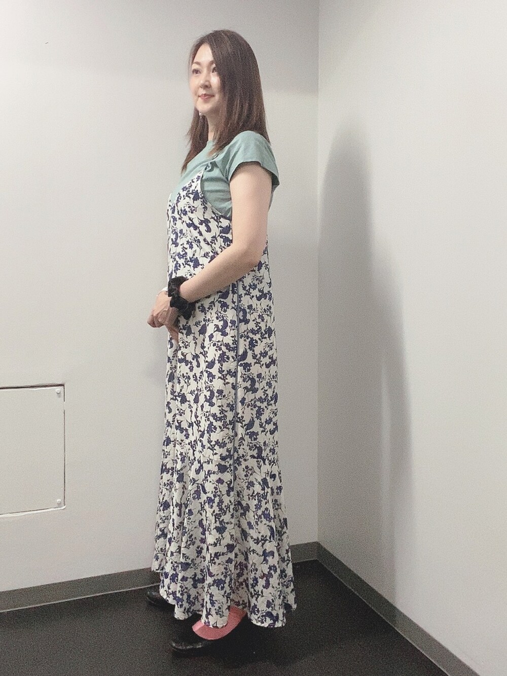 ブルー系のワンピース、ブラック系のレインシューズ、グリーン系のTシャツ/カットソーを着用したレディースの秋コーディネートの2枚目の写真