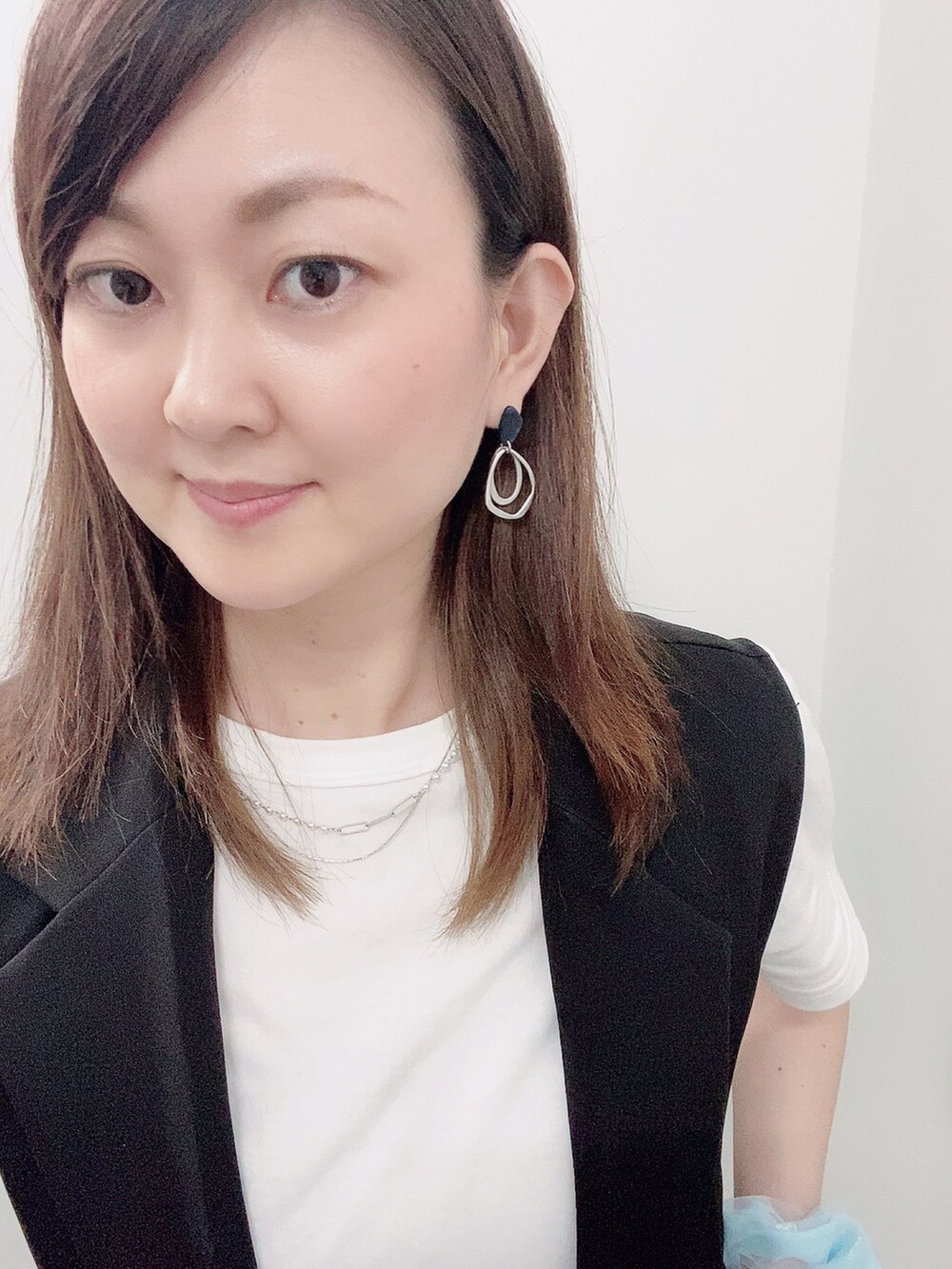 ブルー系のその他パンツ、ホワイト系のスニーカー、ホワイト系のTシャツ/カットソーを着用したレディースの夏コーディネートの4枚目の写真