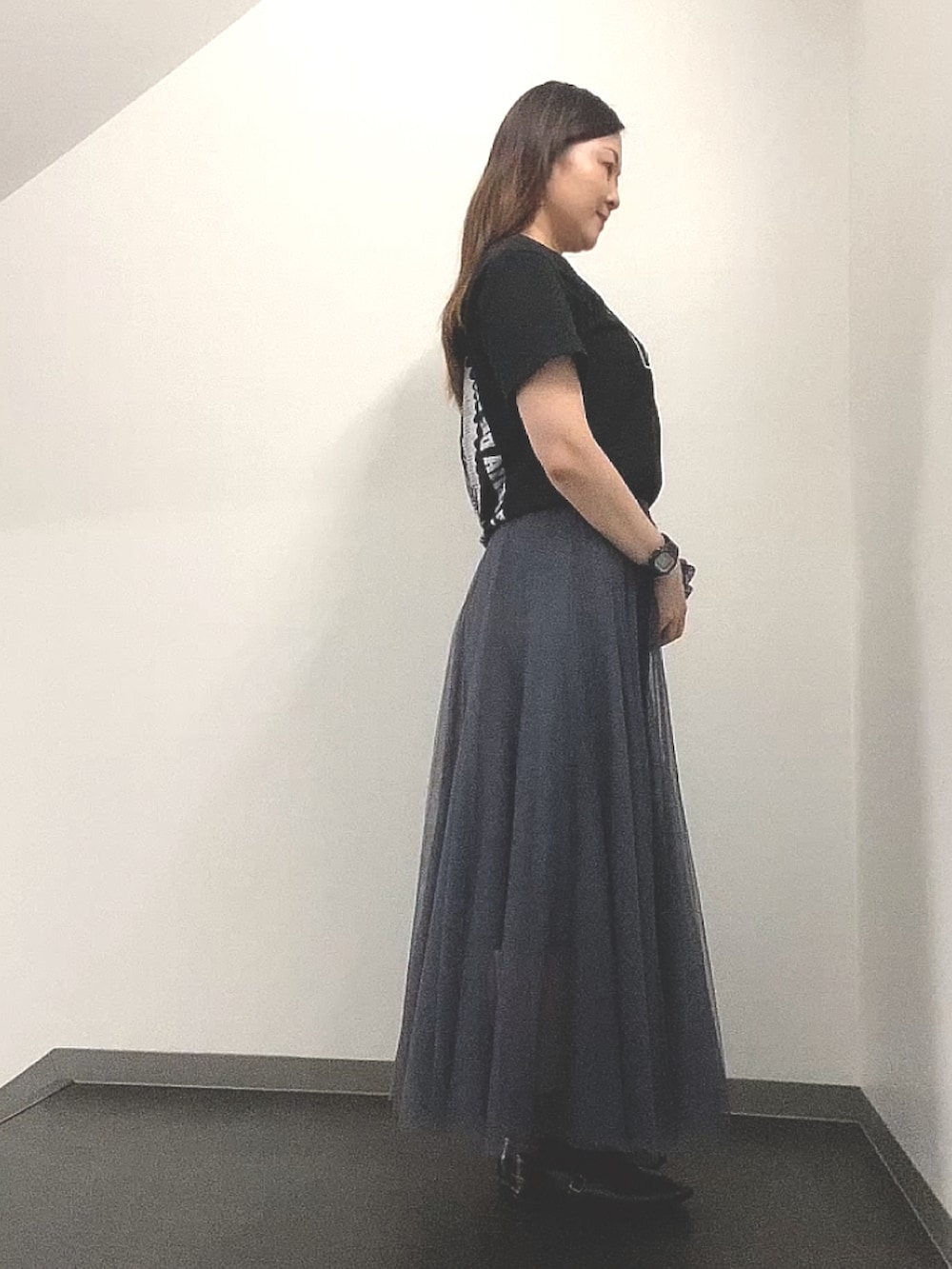 ブラック系のTシャツ/カットソー、グレー系のスカート、ブラック系のその他シューズを着用したレディースの秋コーディネートの2枚目の写真