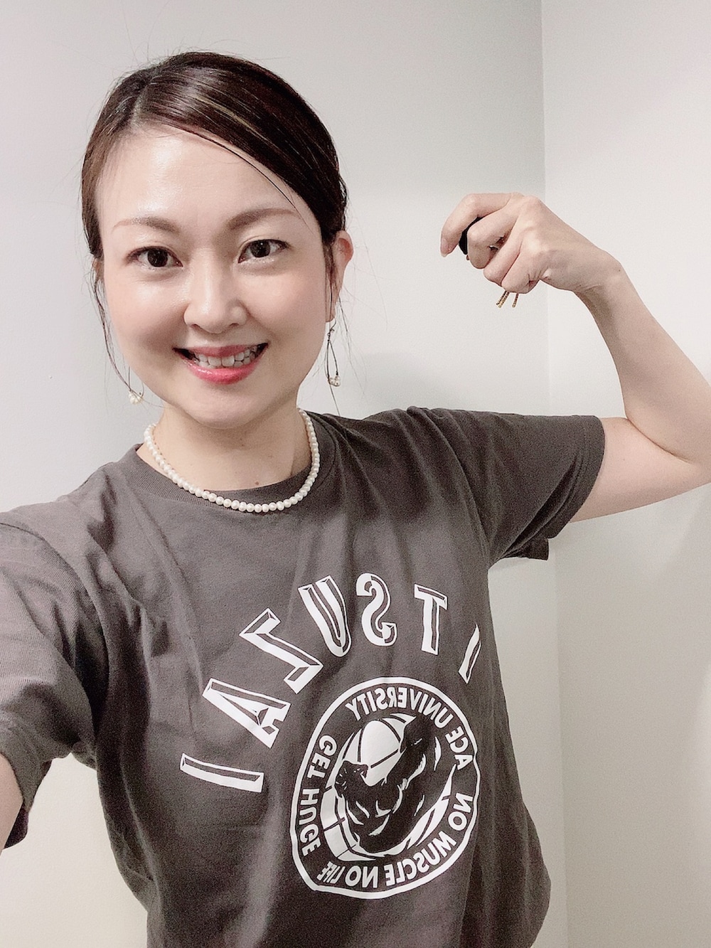 イエロー系のスラックス、ホワイト系のサンダル、グレー系のTシャツ/カットソーを着用したレディースの夏コーディネートの3枚目の写真