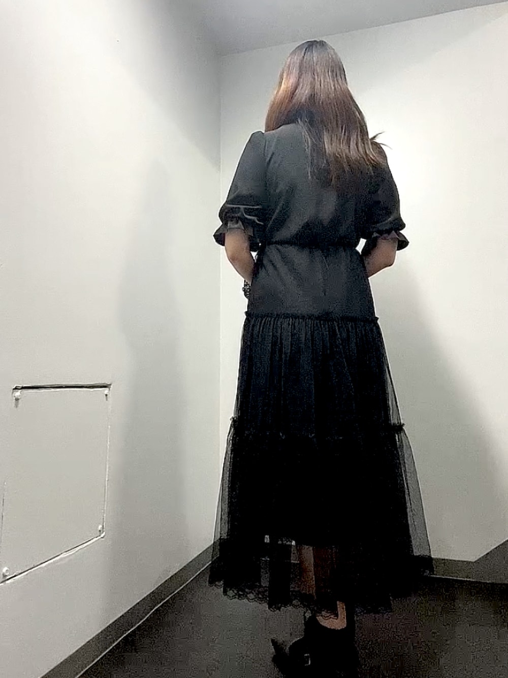 ブラック系のワンピース、ブラック系のその他シューズ、ブラック系のシュシュを着用したレディースの夏コーディネートの3枚目の写真