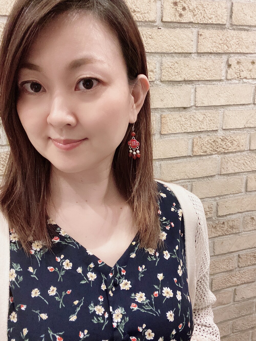 ブルー系のワンピース、ブラック系のパンプス、ホワイト系のカーディガン/ボレロを着用したレディースの夏コーディネートの3枚目の写真