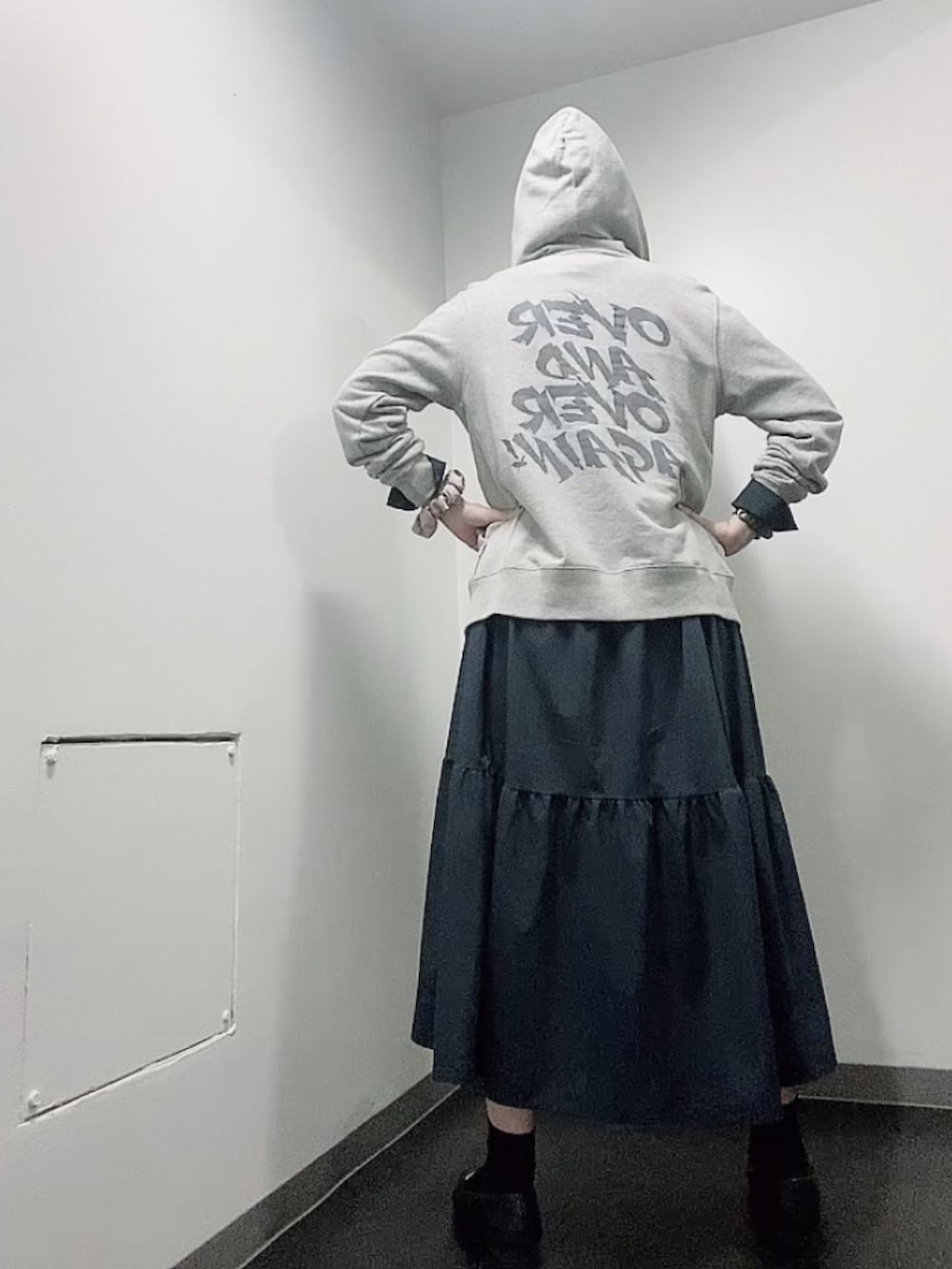 ブルー系のワンピース、ブラック系のローファー、グレー系のパーカーを着用したレディースの秋コーディネートの3枚目の写真