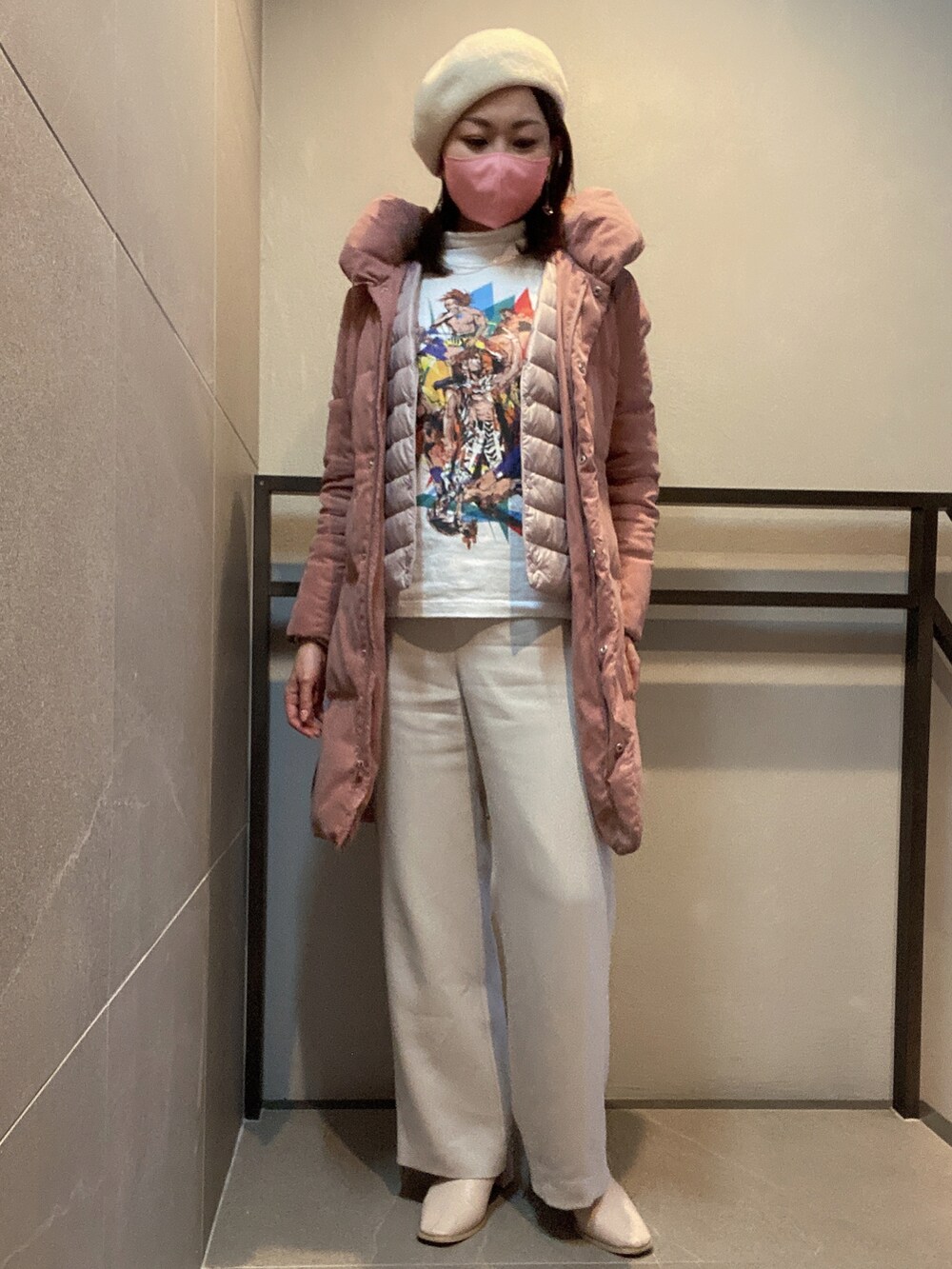 ホワイト系のTシャツ/カットソー、ホワイト系のパンツ、ホワイト系のブーツを着用したレディースの冬コーディネートの2枚目の写真