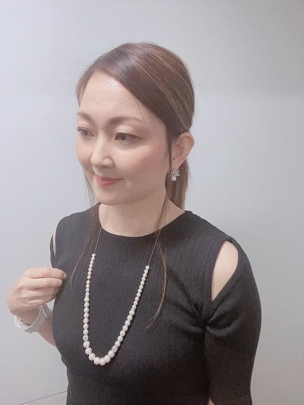 ブラック系のニット/セーター、グリーン系のカーゴパンツ、ホワイト系のバレエシューズを着用したレディースの夏コーディネートの5枚目の写真