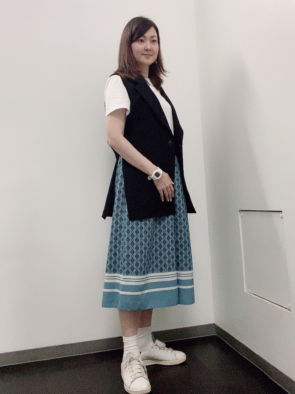 ブルー系のその他パンツ、ホワイト系のスニーカー、ホワイト系のTシャツ/カットソーを着用したレディースの夏コーディネートの3枚目の写真