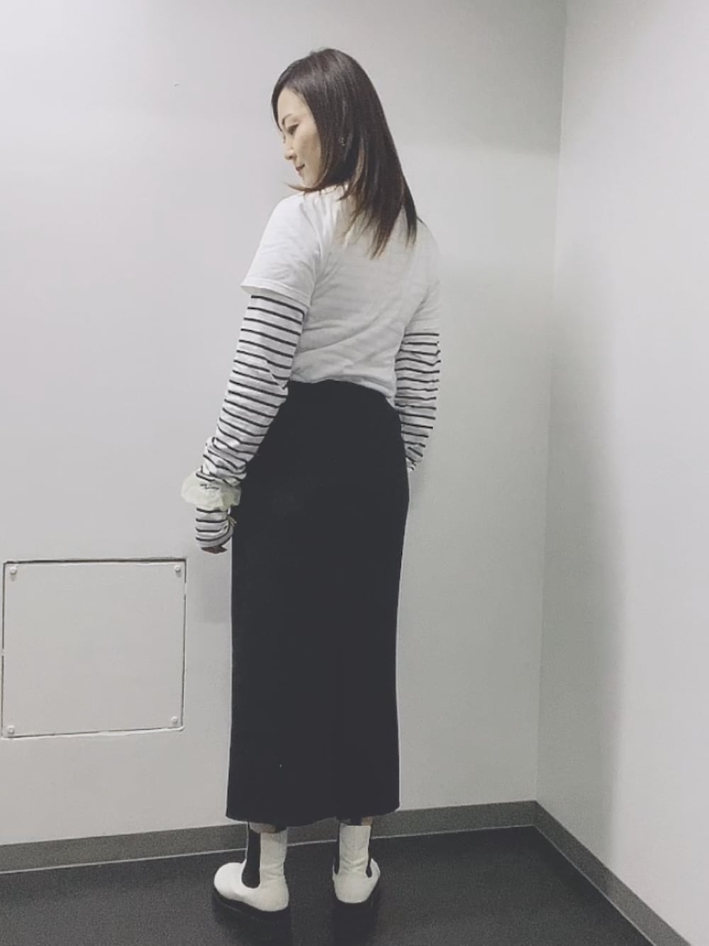 「逸材Tシャツ、棚橋Tシャツ、棚橋弘至、新日本プロレス、新日コーデ、棚橋コーデ、プロレスコーデ、プロレスTシャツ、アームウォーマー、テーラードベスト、カラーソックス、ファミマ靴下、柳橋唯、推しグッズ、推し活」|「闘魂SHOP+のサイズ160cm 3200円 2022年9月発売(Tシャツ/カットソー、ホワイト系)」を使った、玲央さん(レディース・160cm)の秋コーディネートの4枚目の写真