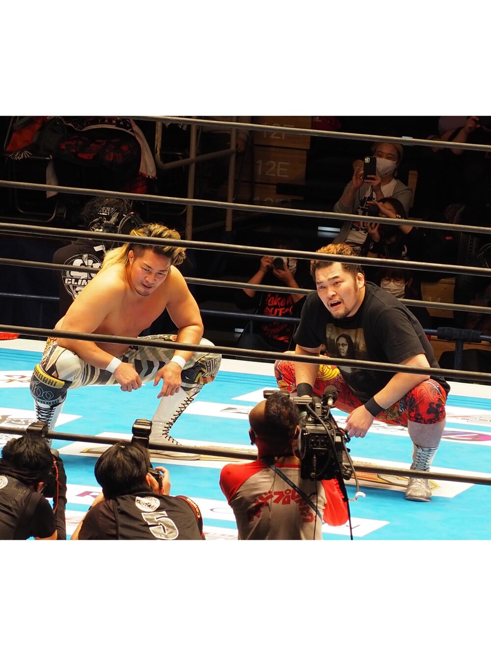 ブラック系のTシャツ/カットソー、ブラック系のスカート、ブラック系のブーツを着用したレディースの秋コーディネートの5枚目の写真