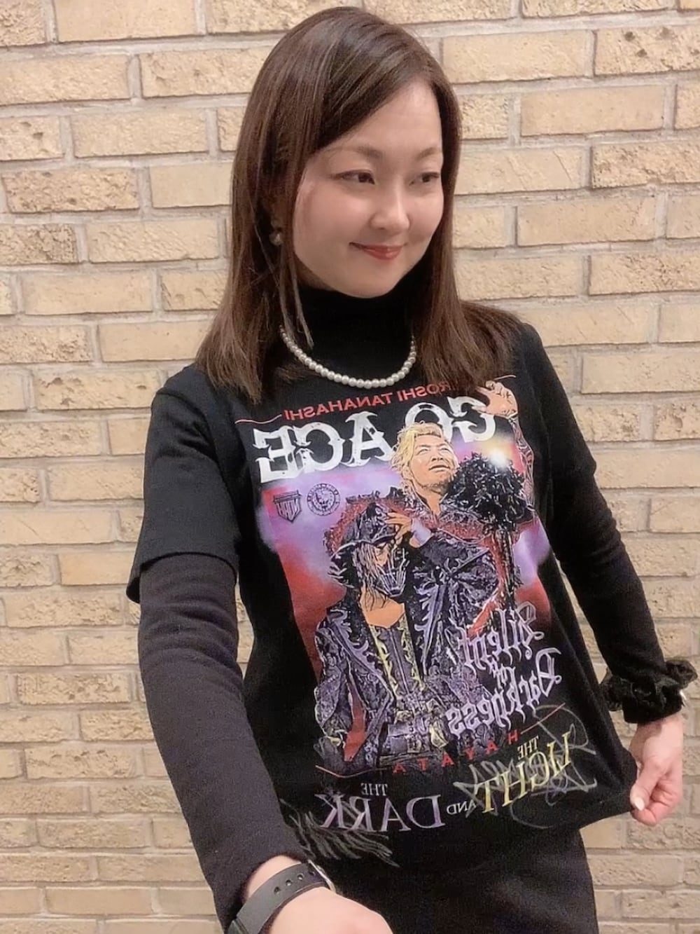 ブラック系のTシャツ/カットソー、ブラック系のスカート、ブラック系のダウンジャケット/コートを着用したレディースの冬コーディネートの5枚目の写真