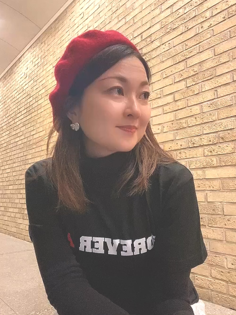 ブラック系のTシャツ/カットソー、その他のキャミソール、ブラック系のスカートを着用したレディースの冬コーディネートの4枚目の写真