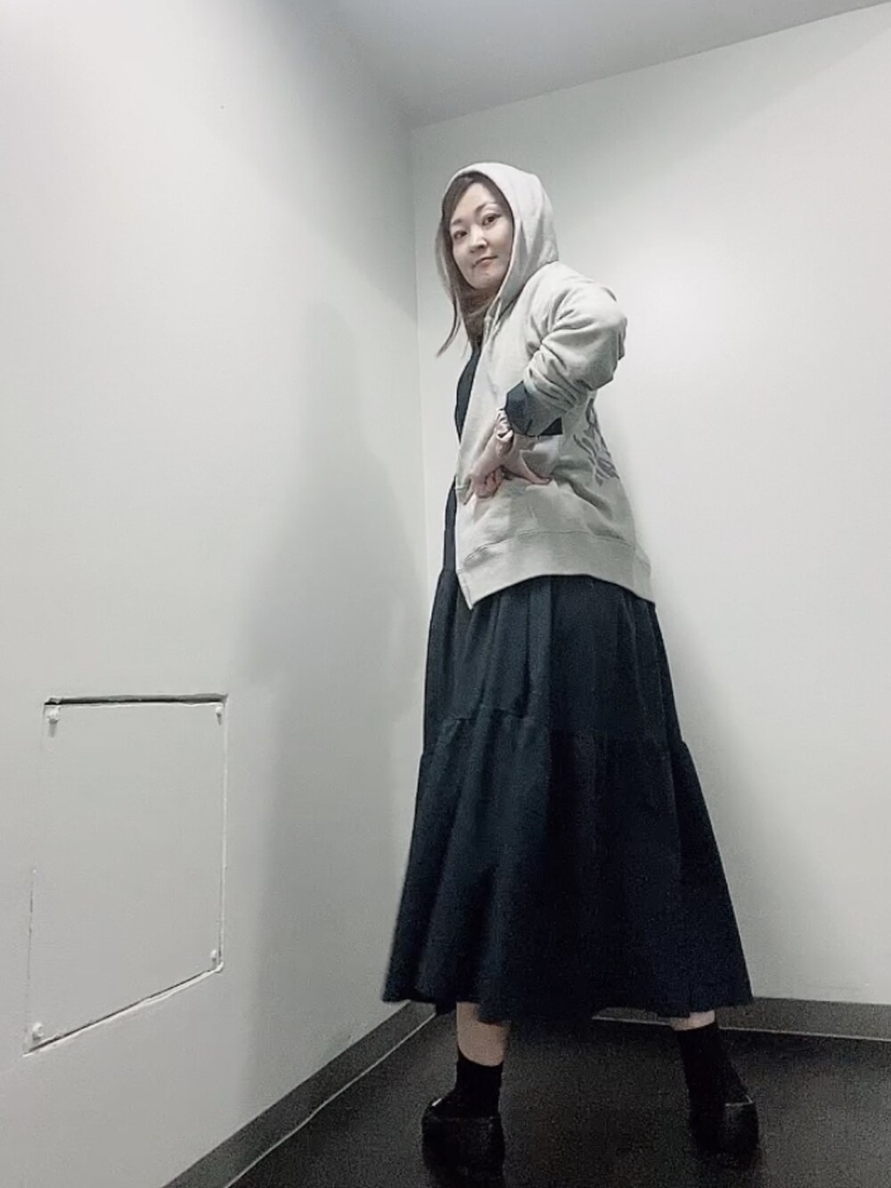 ブルー系のワンピース、ブラック系のローファー、グレー系のパーカーを着用したレディースの秋コーディネートの2枚目の写真