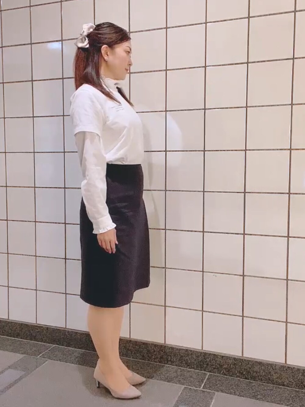 ホワイト系のTシャツ/カットソー、ブラウン系のスーツセット、ベージュ系のパンプスを着用したレディースの春コーディネートの3枚目の写真