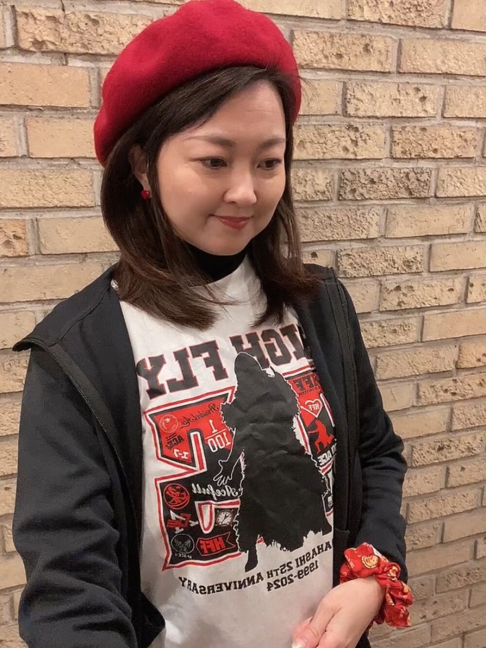 ホワイト系のTシャツ/カットソー、ブラック系のパーカー、ブラック系のスニーカーを着用したレディースの冬コーディネートの4枚目の写真