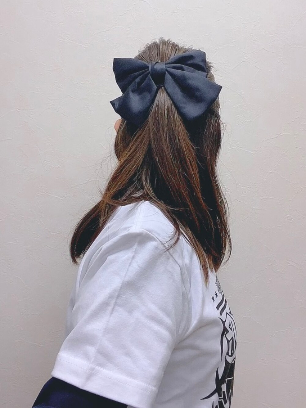 ホワイト系のTシャツ/カットソー、ブルー系のスーツセット、ホワイト系のTシャツ/カットソーを着用したレディースの春コーディネートの5枚目の写真