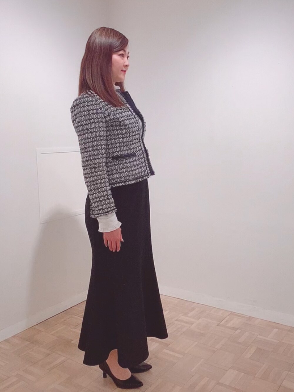 ブルー系のスーツセット、ホワイト系のシャツ/ブラウス、ブラック系のスカートを着用したレディースの春コーディネートの2枚目の写真