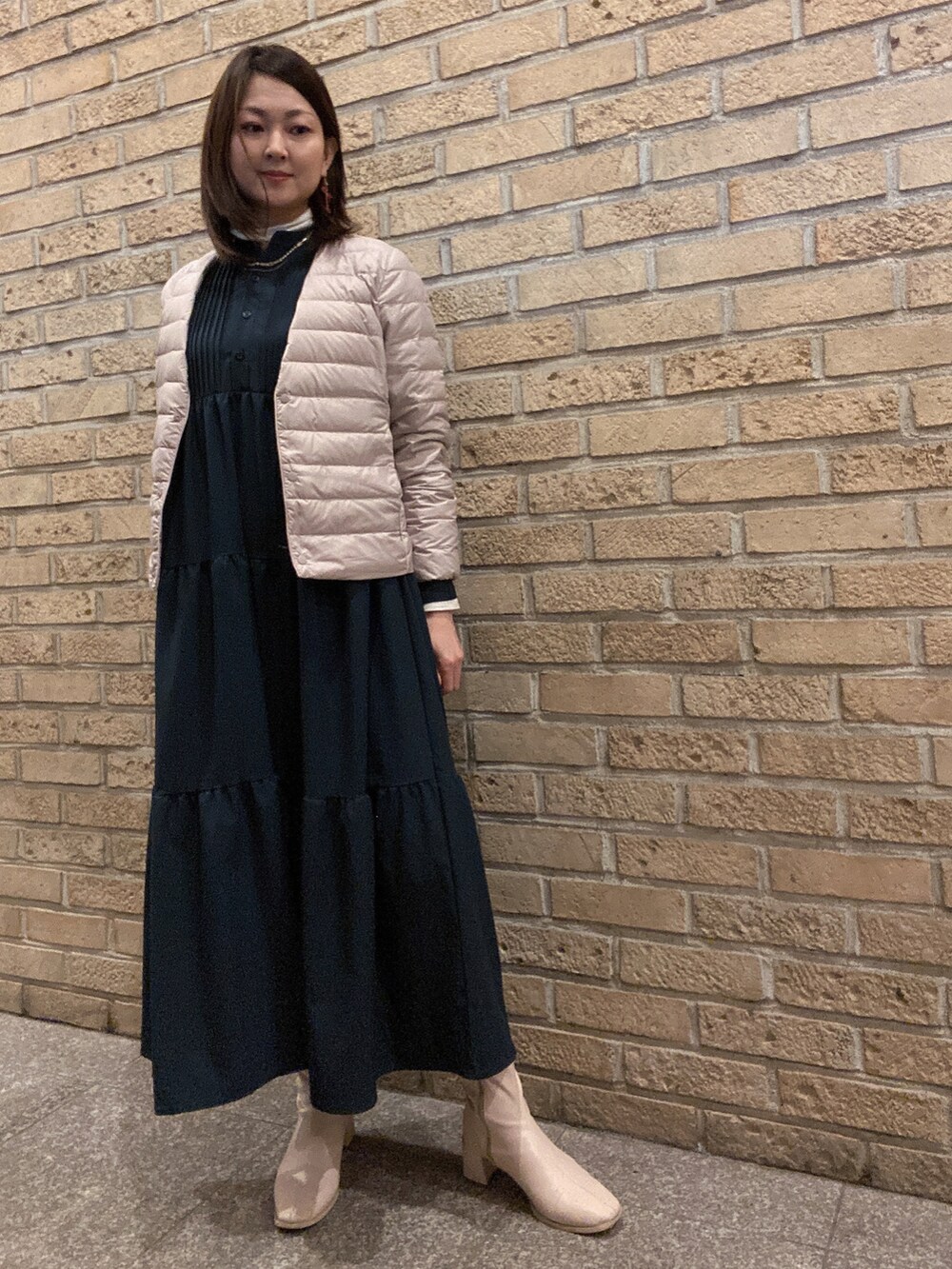 ブルー系のワンピース、ホワイト系のTシャツ/カットソー、ホワイト系のブーツを着用したレディースの春コーディネートの2枚目の写真