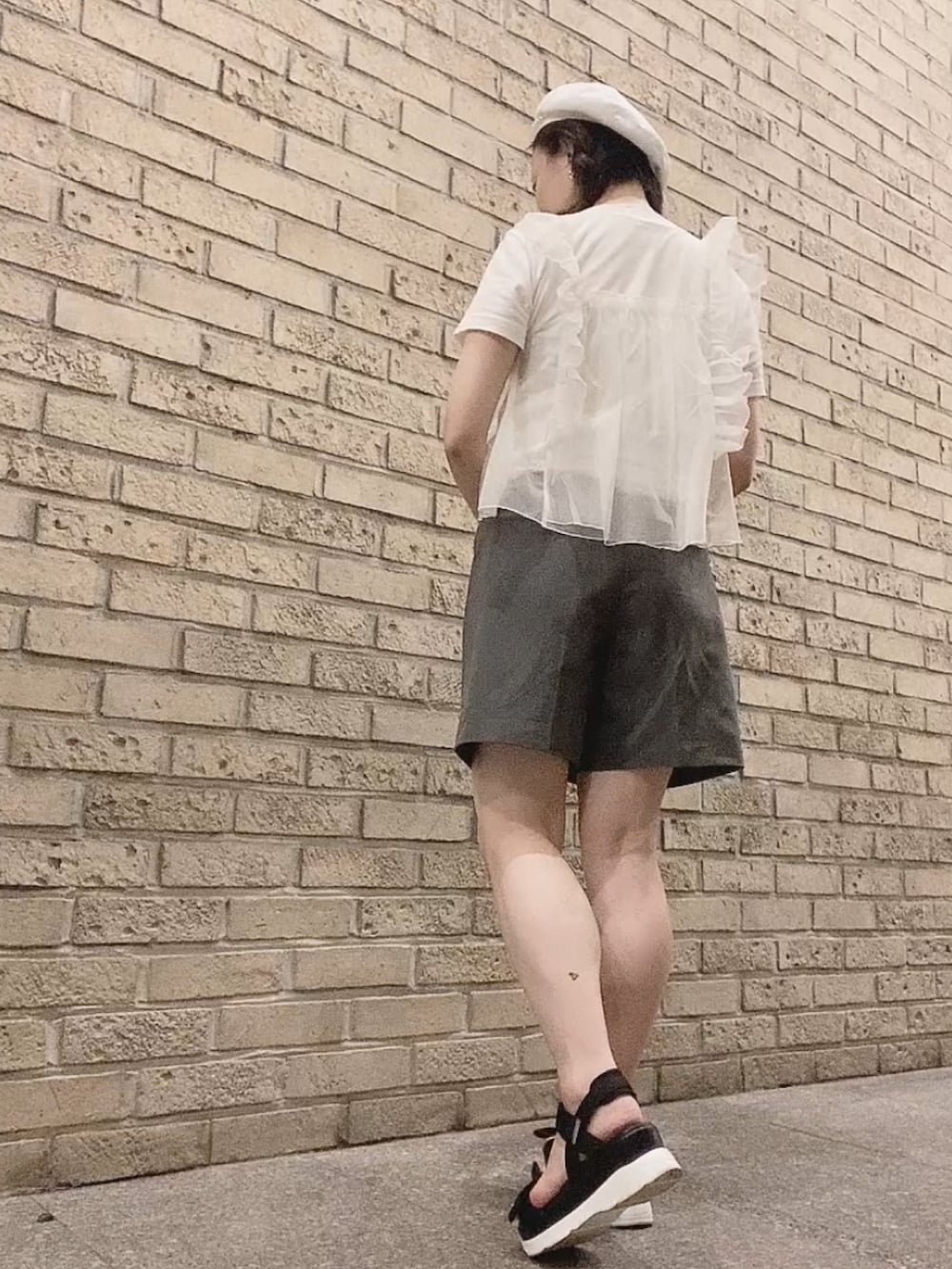 ホワイト系のTシャツ/カットソー、ホワイト系のシャツ/ブラウス、グレー系のその他パンツを着用したレディースの夏コーディネートの3枚目の写真