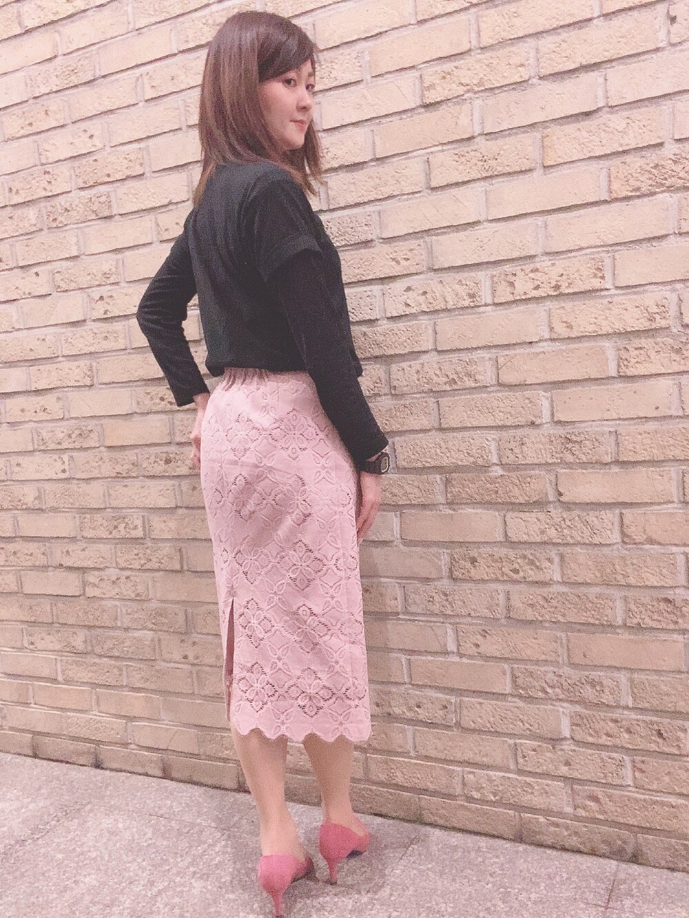 ピンク系のスカート、ピンク系のパンプス、ブラック系のTシャツ/カットソーを着用したレディースの春コーディネートの3枚目の写真