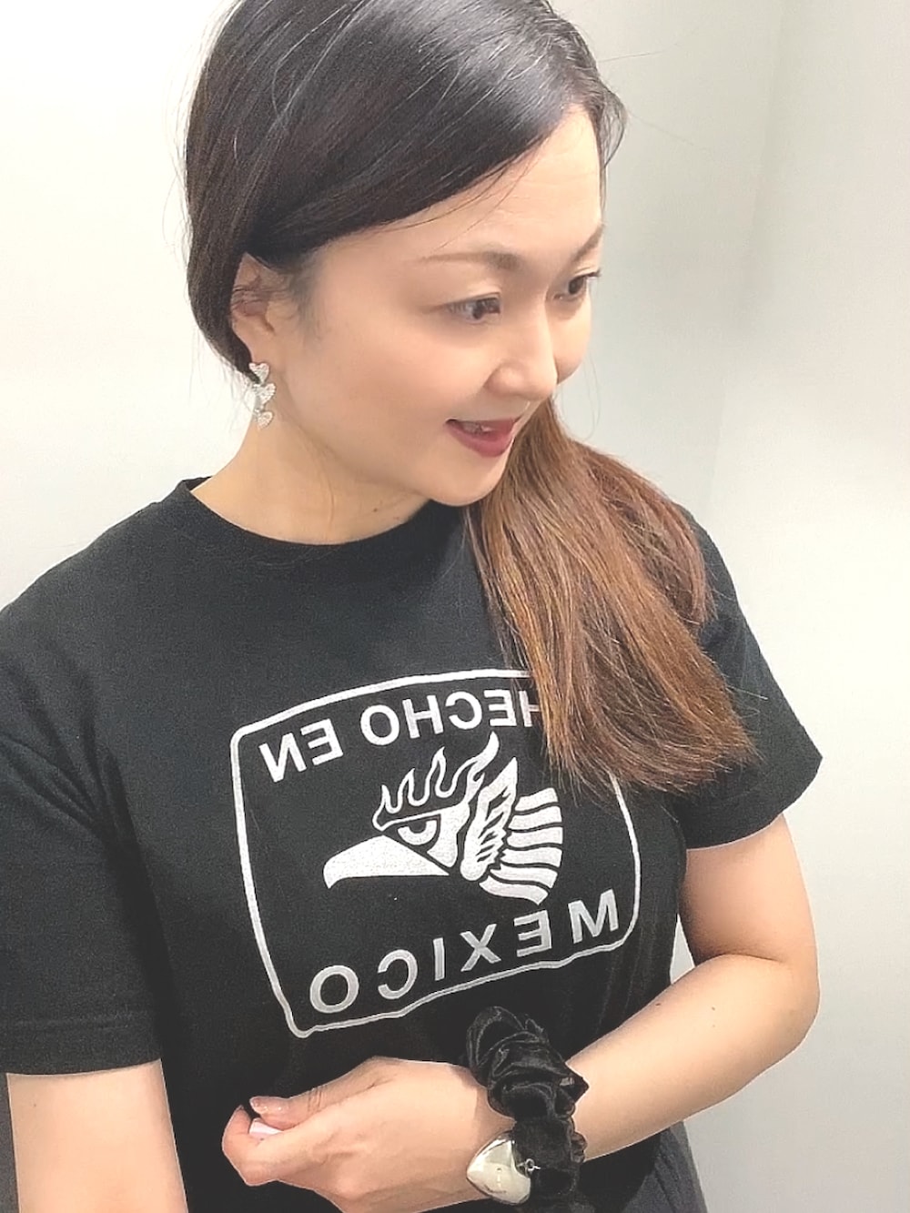 ブラック系のTシャツ/カットソー、グレー系のスカート、ブラック系のその他シューズを着用したレディースの秋コーディネートの5枚目の写真