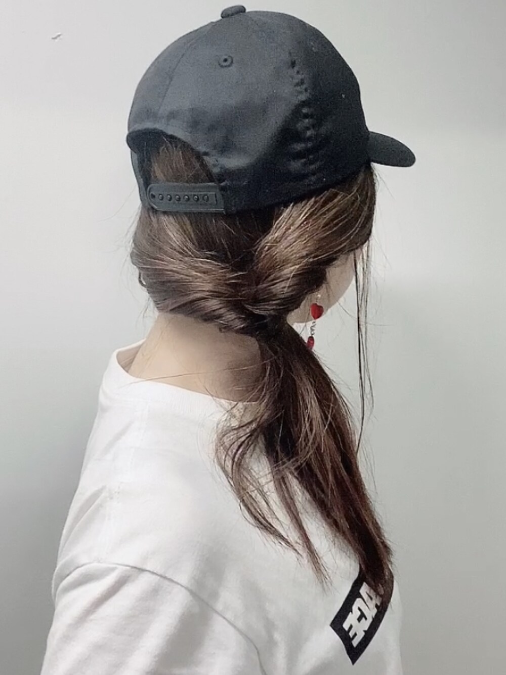 ホワイト系のTシャツ/カットソー、グレー系のショルダーバッグ、ブラック系のサンダルを着用したレディースの夏コーディネートの4枚目の写真