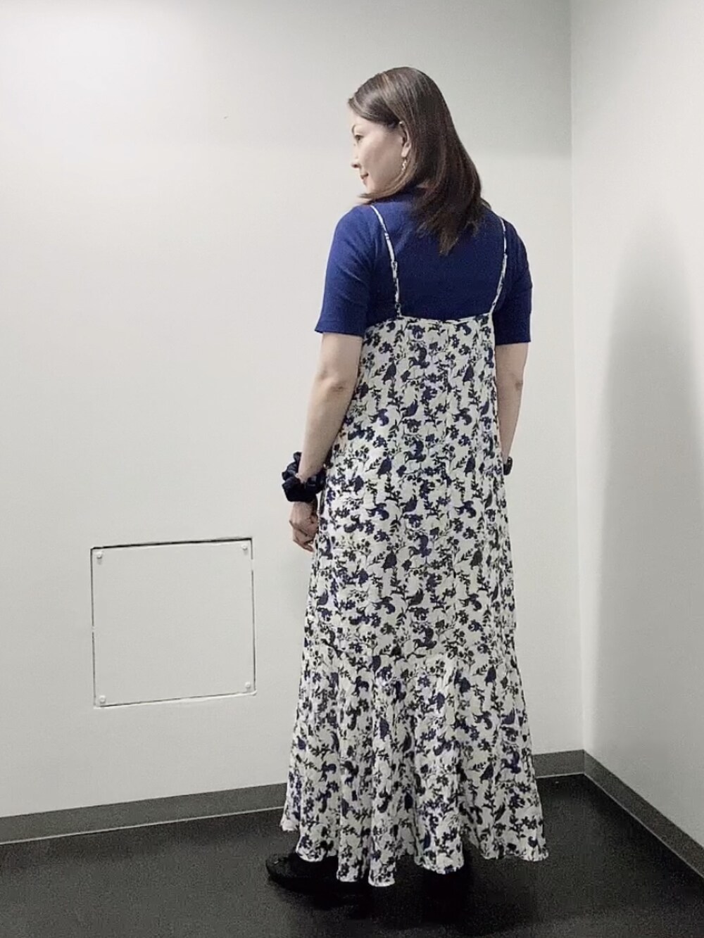 ブルー系のTシャツ/カットソー、ブルー系のワンピース、ブラック系のレインシューズを着用したレディースの秋コーディネートの3枚目の写真