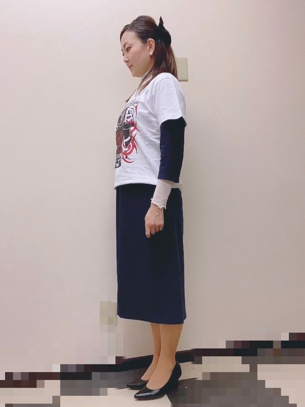 ホワイト系のTシャツ/カットソー、ブルー系のスーツセット、ホワイト系のTシャツ/カットソーを着用したレディースの春コーディネートの2枚目の写真