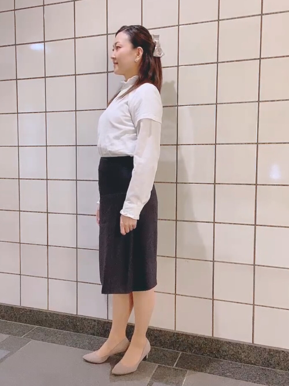 ホワイト系のTシャツ/カットソー、ブラウン系のスーツセット、ベージュ系のパンプスを着用したレディースの春コーディネートの4枚目の写真