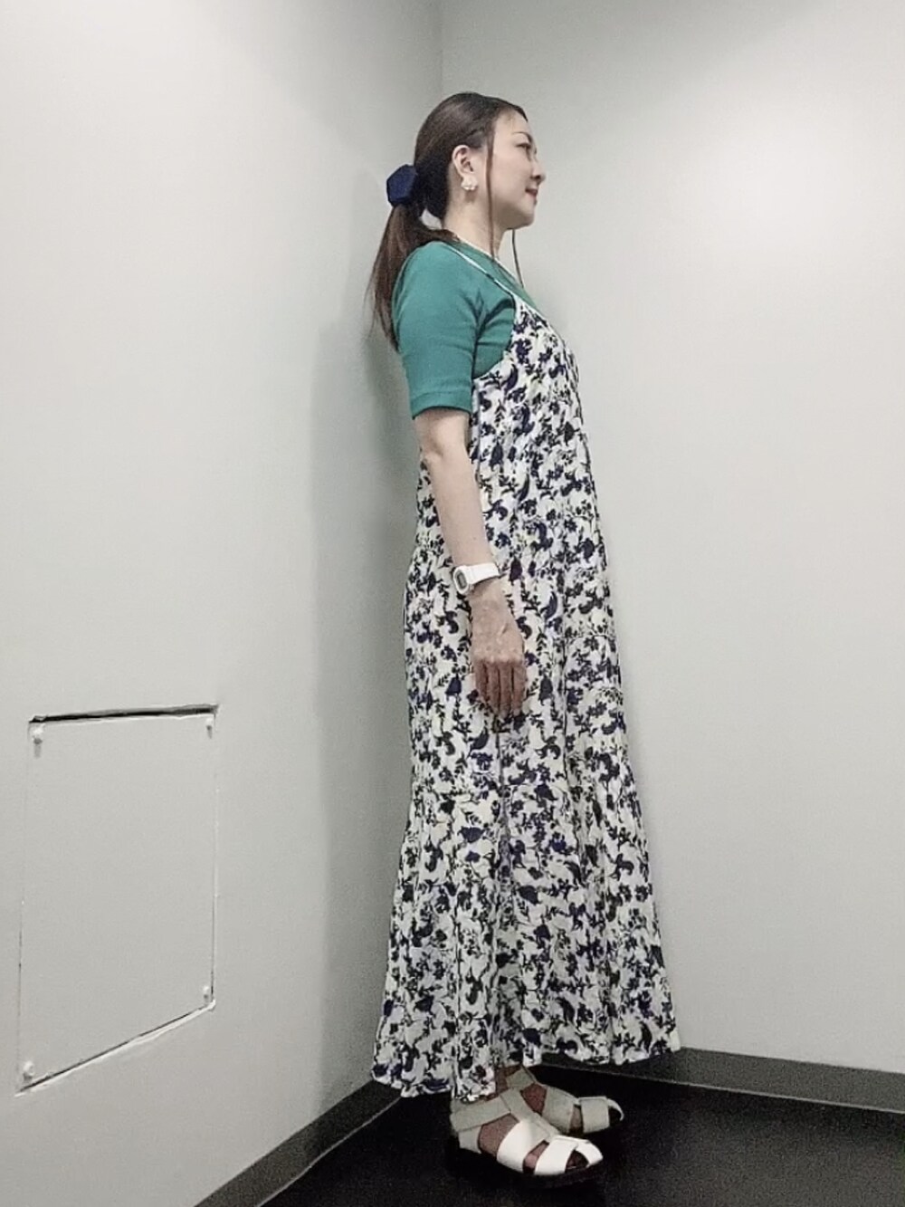ブルー系のワンピース、ホワイト系のサンダル、グリーン系のTシャツ/カットソーを着用したレディースの夏コーディネートの2枚目の写真