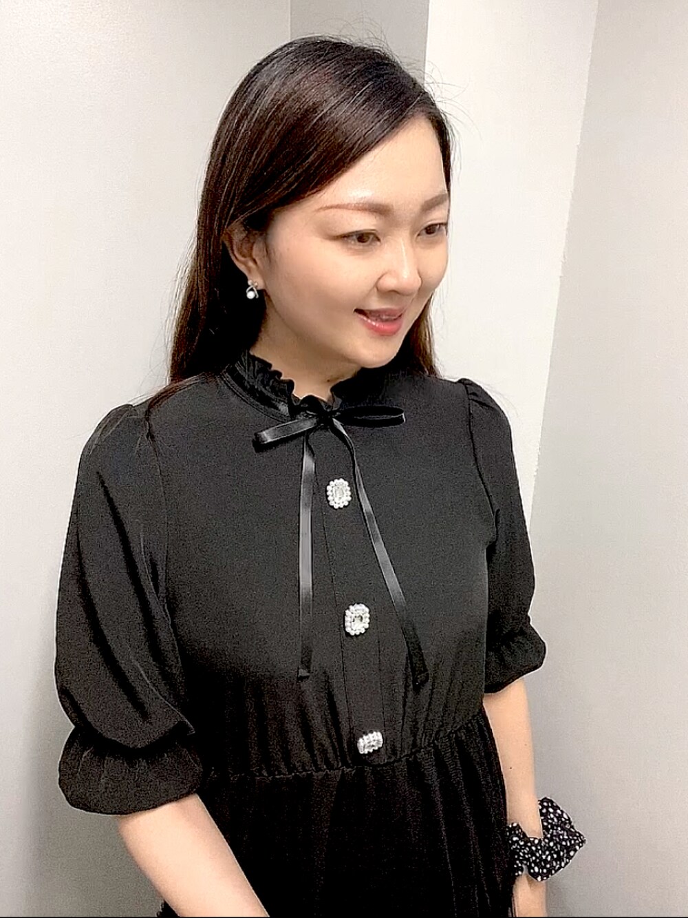 ブラック系のワンピース、ブラック系のその他シューズ、ブラック系のシュシュを着用したレディースの夏コーディネートの5枚目の写真