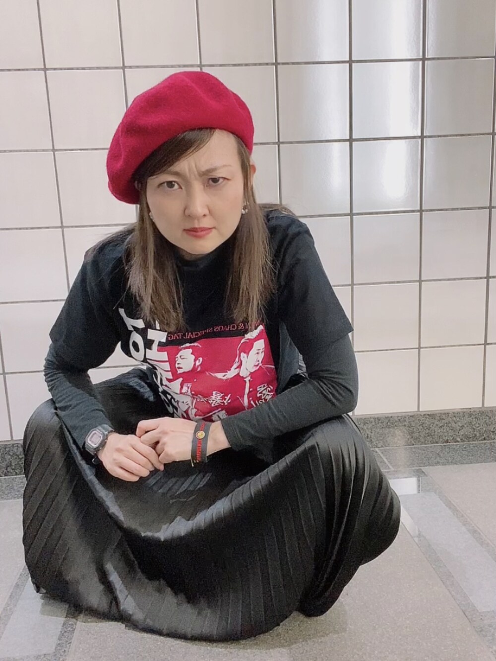 ブラック系のTシャツ/カットソー、ブラック系のスカート、ブラック系のパンプスを着用したレディースの秋コーディネートの4枚目の写真