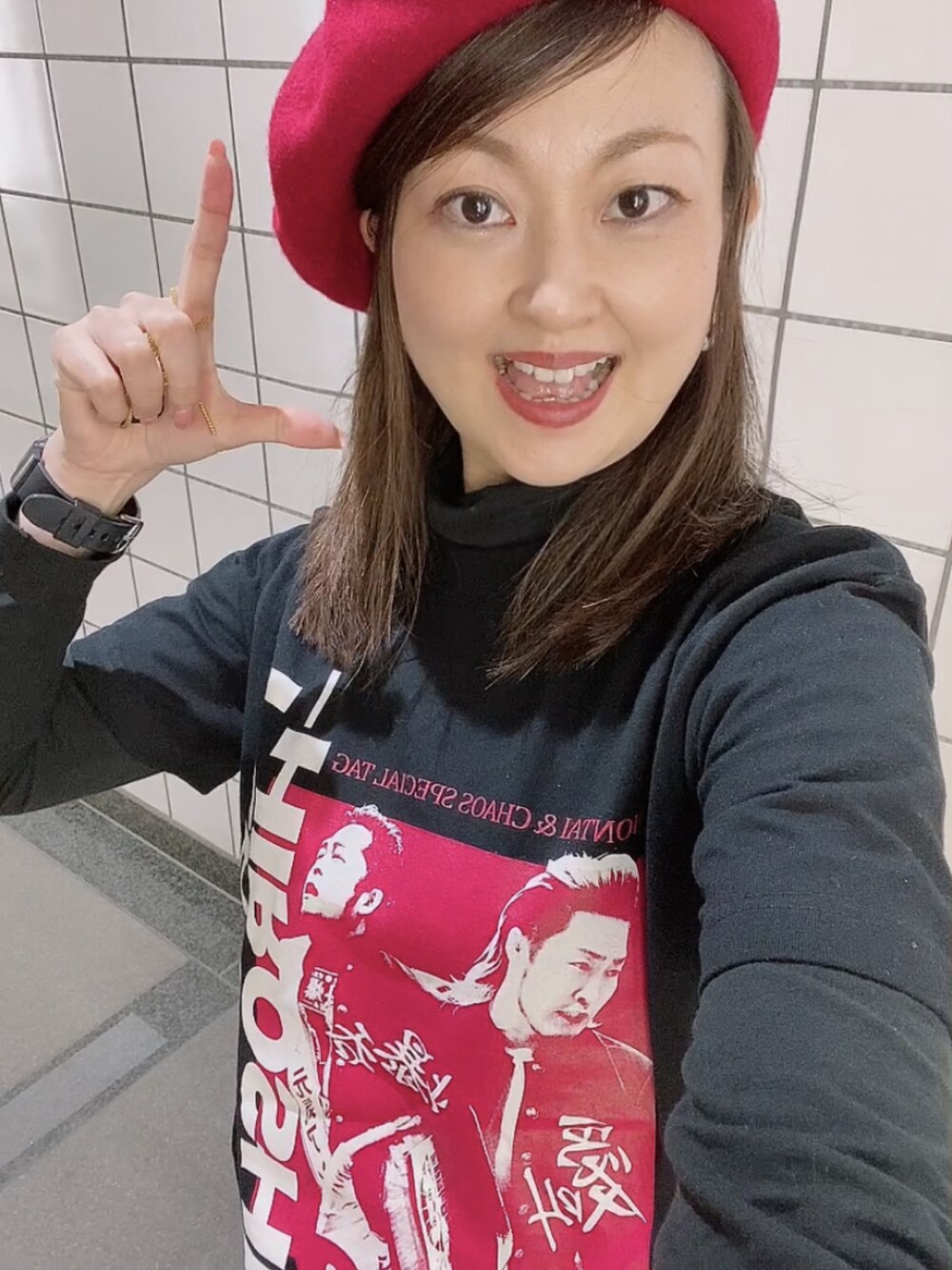 ブラック系のTシャツ/カットソー、ブラック系のスカート、ブラック系のパンプスを着用したレディースの秋コーディネートの5枚目の写真