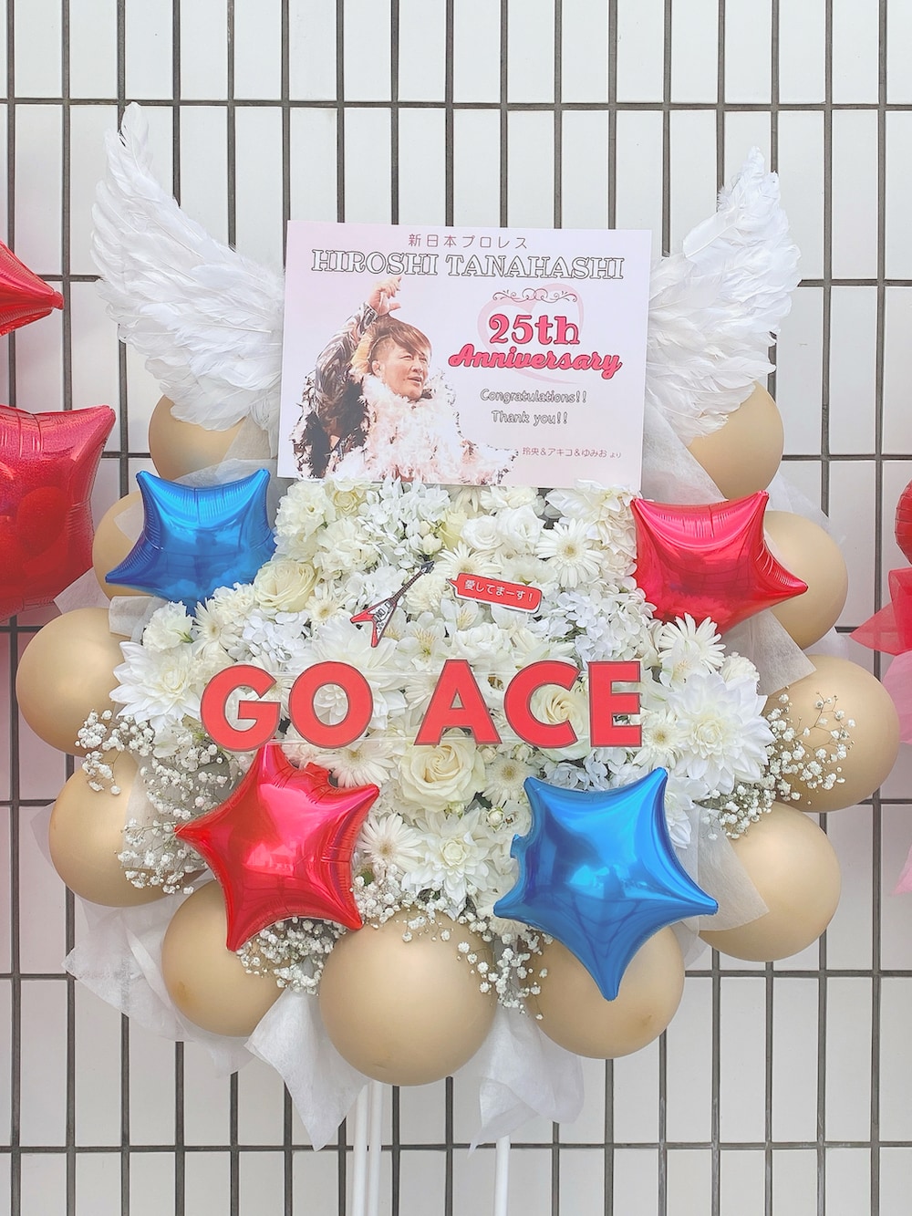 ホワイト系のTシャツ/カットソー、ホワイト系のトートバッグ、ホワイト系のスカートを着用したレディースの秋コーディネートの3枚目の写真