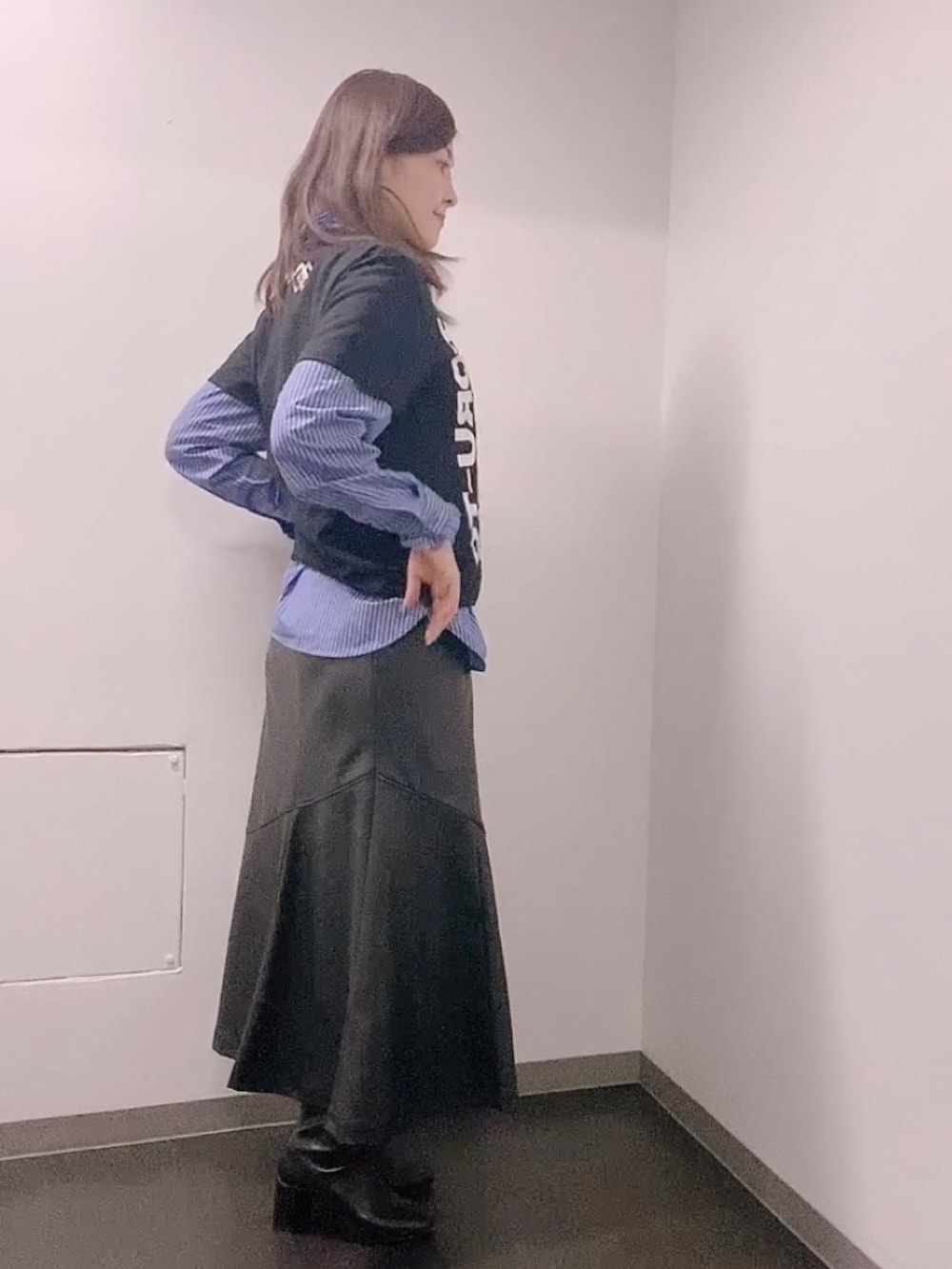 ブラック系のTシャツ/カットソー、ブルー系のシャツ/ブラウス、ブラック系のスカートを着用したレディースの冬コーディネートの2枚目の写真
