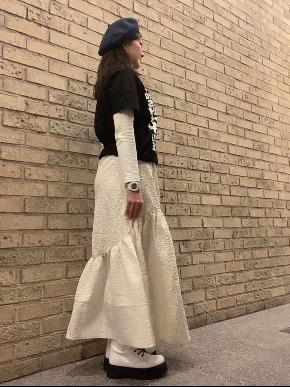 ブラック系のTシャツ/カットソー、ホワイト系のスカート、ホワイト系のTシャツ/カットソーを着用したレディースの冬コーディネートの2枚目の写真