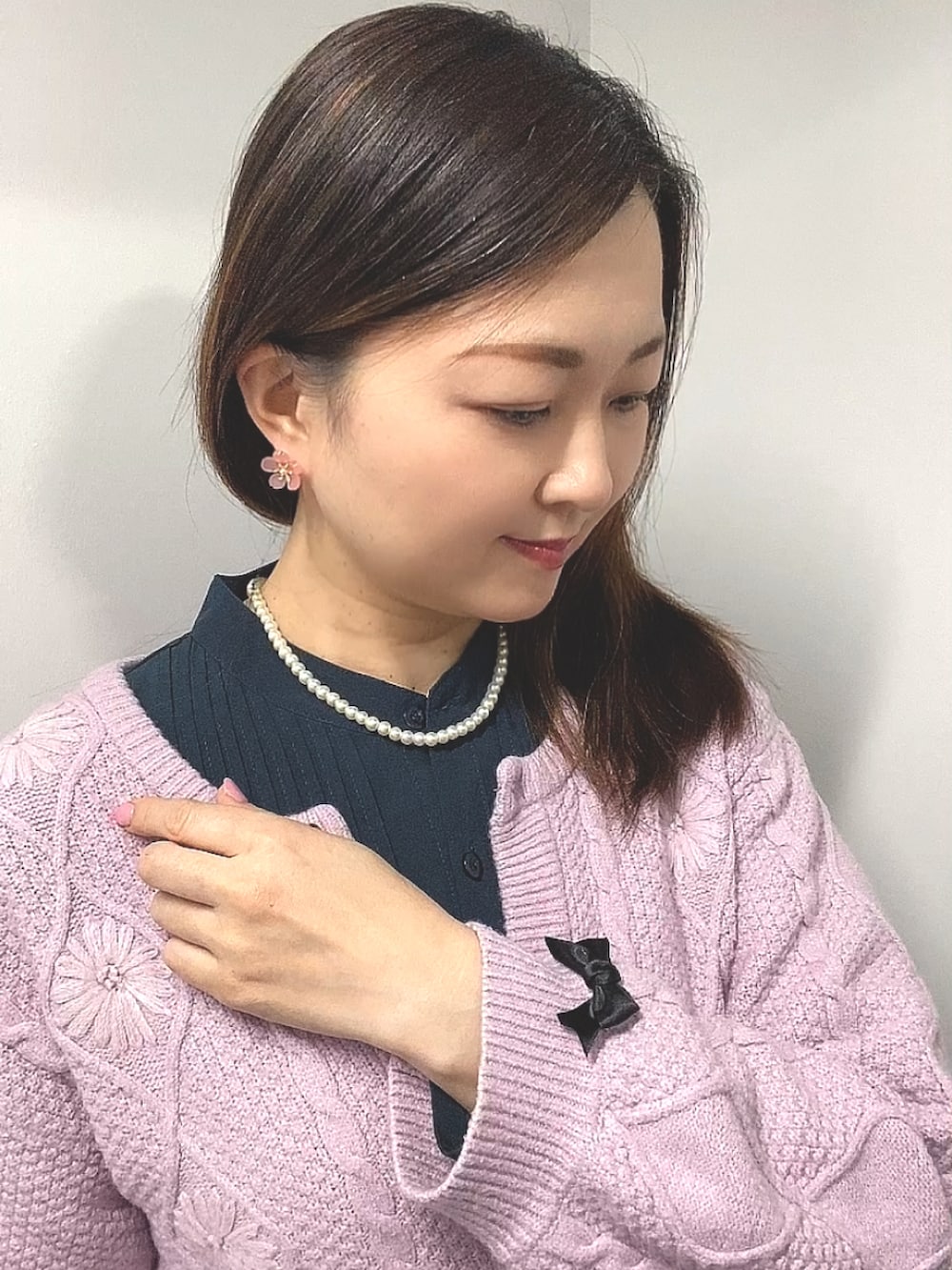 ピンク系のカーディガン/ボレロ、ブルー系のワンピース、ブラック系のローファーを着用したレディースの春コーディネートの5枚目の写真