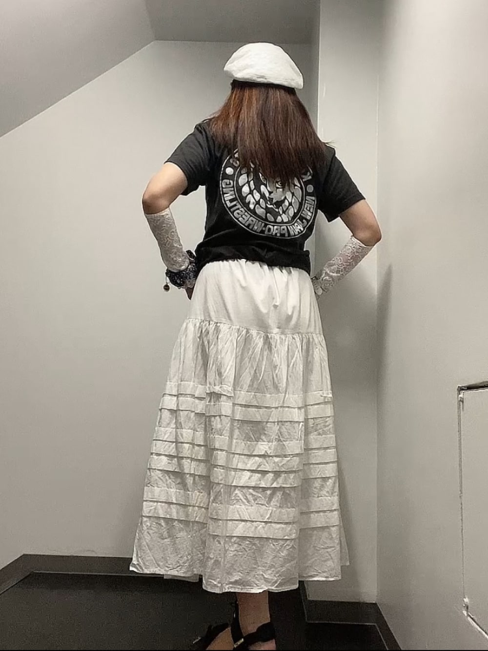 グレー系のTシャツ/カットソー、ホワイト系のスカート、ブラック系のベストを着用したレディースの夏コーディネートの4枚目の写真
