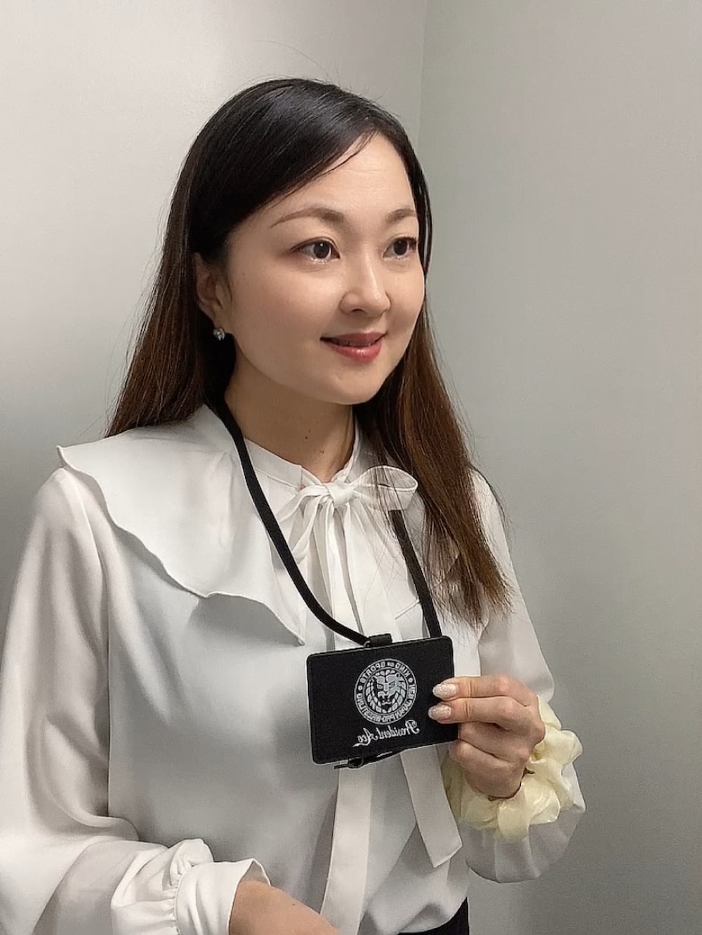 ブラック系のパスケースを着用したレディースの秋コーディネートの4枚目の写真