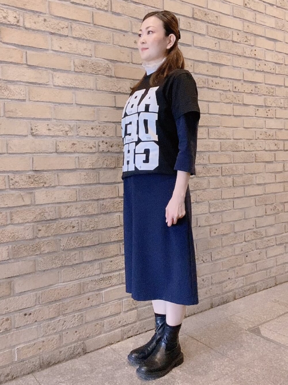 ブルー系のスーツセット、ブラック系のブーツ、ブラック系のTシャツ/カットソーを着用したレディースの冬コーディネートの3枚目の写真