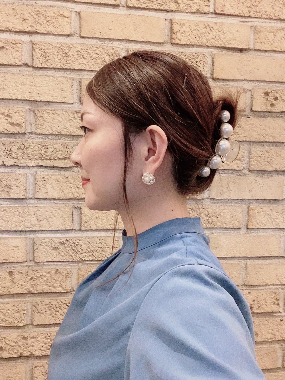 ブラウン系のスーツセット、グレー系のパンプス、ブルー系のシャツ/ブラウスを着用したレディースの夏コーディネートの4枚目の写真