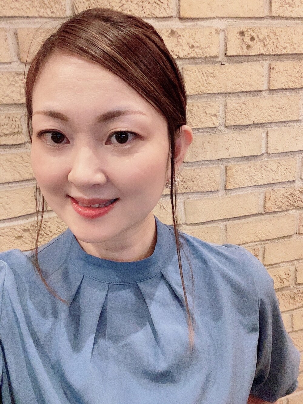 ブラウン系のスーツセット、グレー系のパンプス、ブルー系のシャツ/ブラウスを着用したレディースの夏コーディネートの5枚目の写真