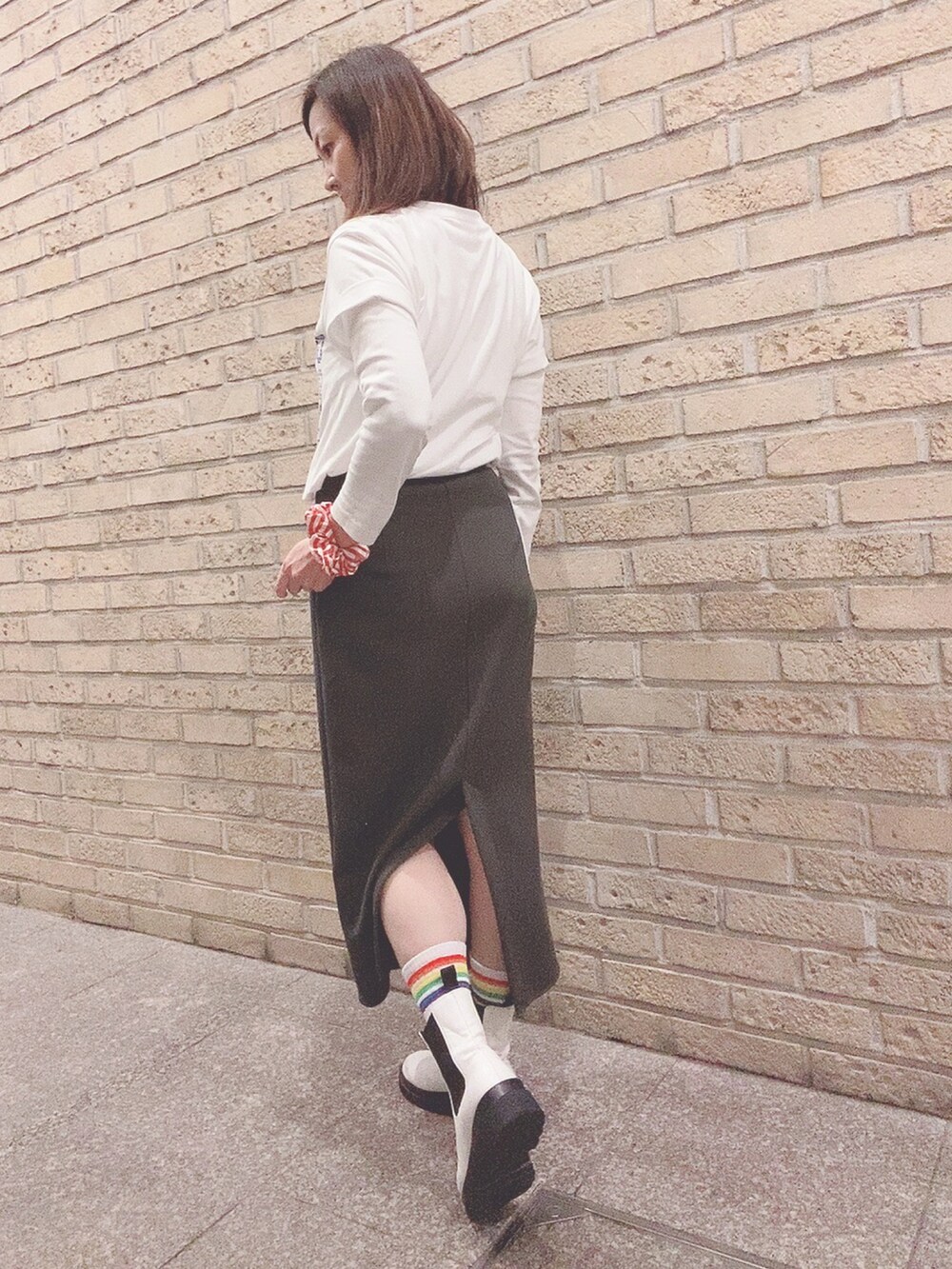 ホワイト系のTシャツ/カットソー、グレー系のスカート、ホワイト系のレインシューズを着用したレディースの春コーディネートの3枚目の写真