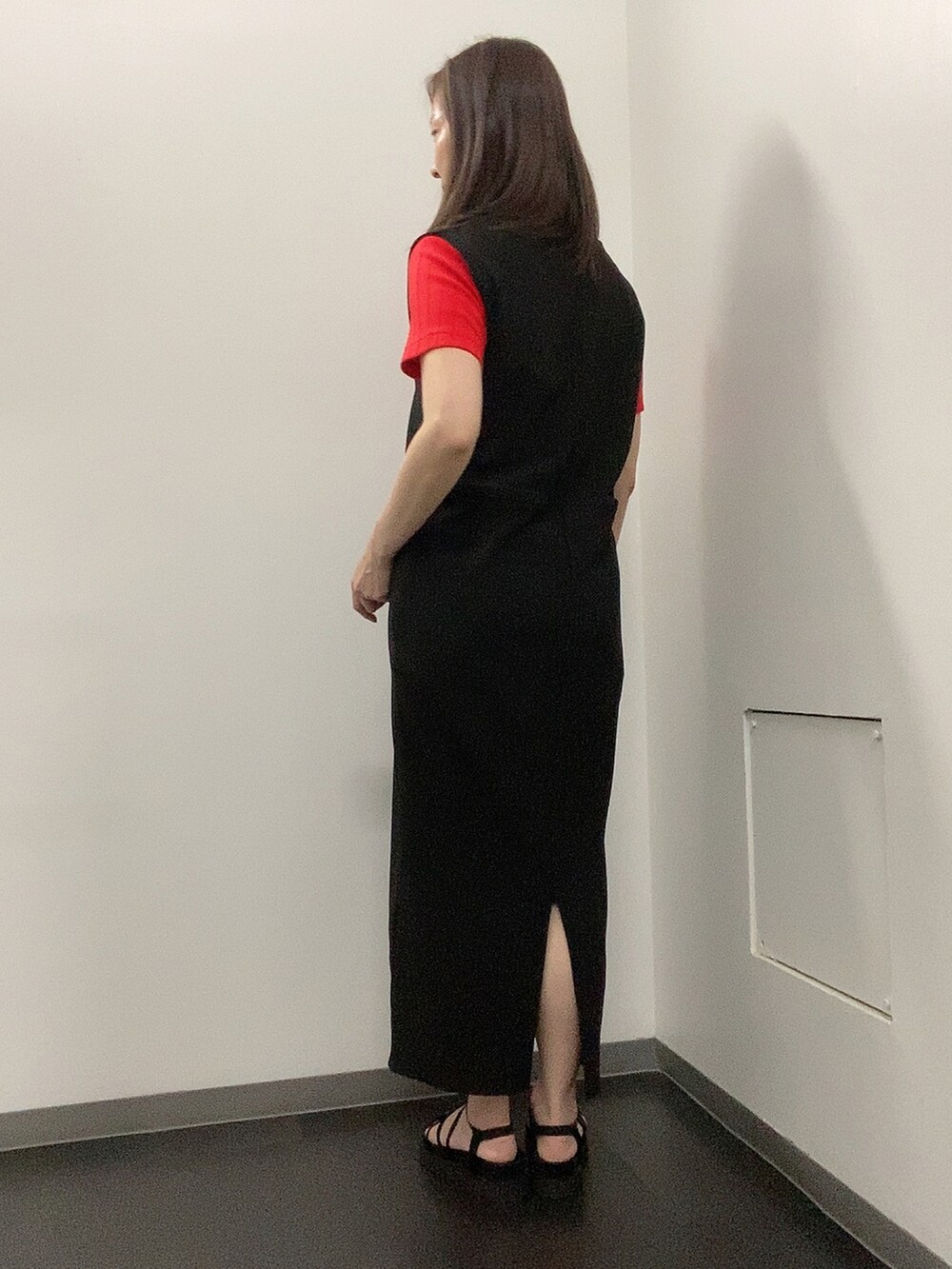 レッド系のTシャツ/カットソー、ブラック系のジャンパースカート、ゴールド系のピアス(両耳用)を着用したレディースの夏コーディネートの2枚目の写真