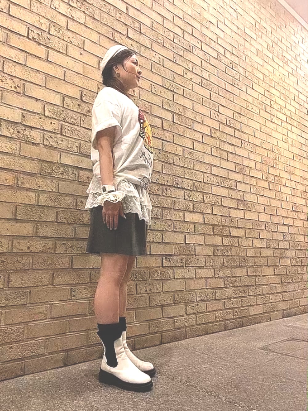 ホワイト系のレインシューズ、ホワイト系のTシャツ/カットソー、その他のキャミソールを着用したレディースの秋コーディネートの3枚目の写真