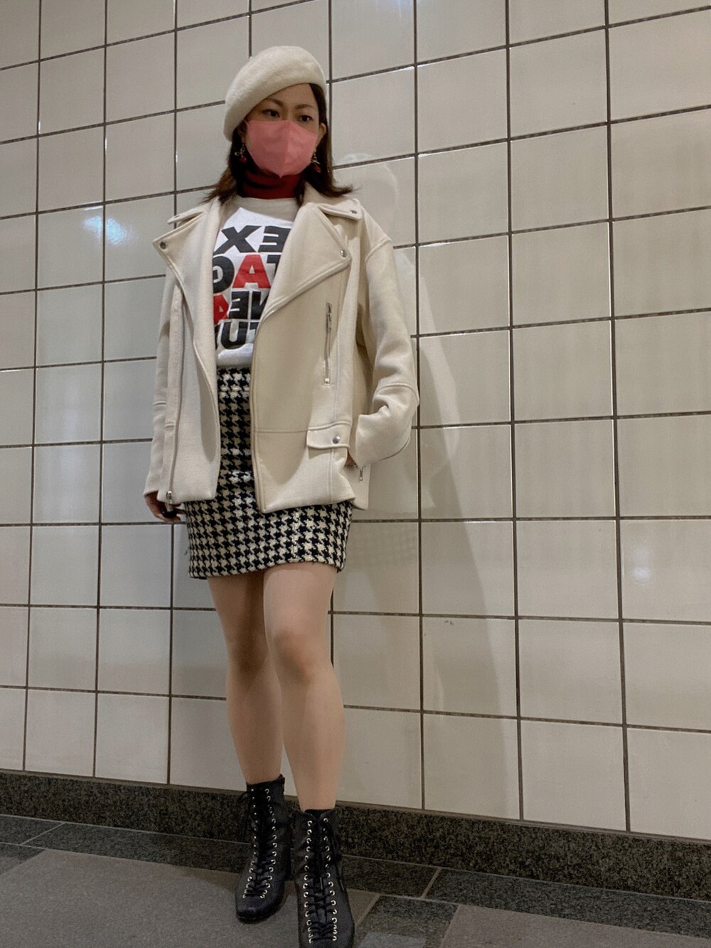 ホワイト系のTシャツ/カットソー、レッド系のその他トップス、ホワイト系のライダースジャケットを着用したレディースの冬コーディネートの2枚目の写真