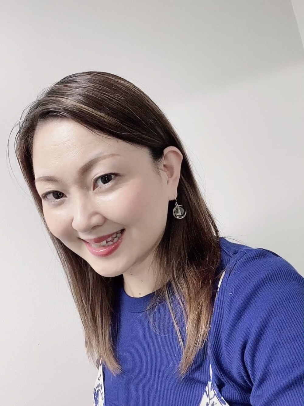 ブルー系のTシャツ/カットソー、ブルー系のワンピース、ブラック系のレインシューズを着用したレディースの秋コーディネートの5枚目の写真