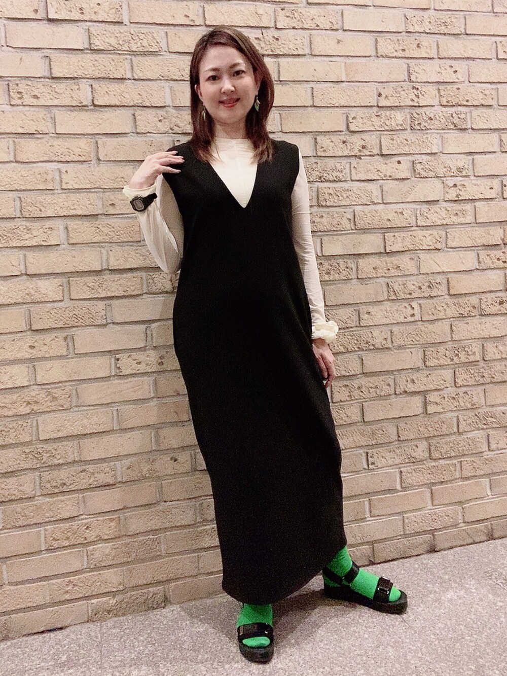「カラーコーデ、FamilyMart、ファミマ靴下、シアーTシャツ、シアートップス、ジャンパースカート、グリーンコーデ、UNIQLO、GU」|「GUのアイテム(ショルダーバッグ、グリーン系)」を使った、玲央さん(レディース・160cm)の秋コーディネートの2枚目の写真