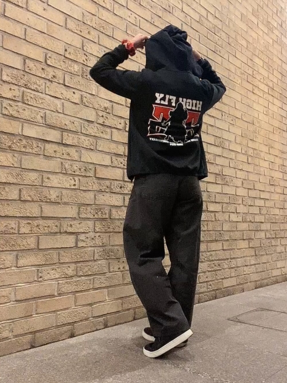 ホワイト系のTシャツ/カットソー、ブラック系のパーカー、ブラック系のスニーカーを着用したレディースの冬コーディネートの2枚目の写真