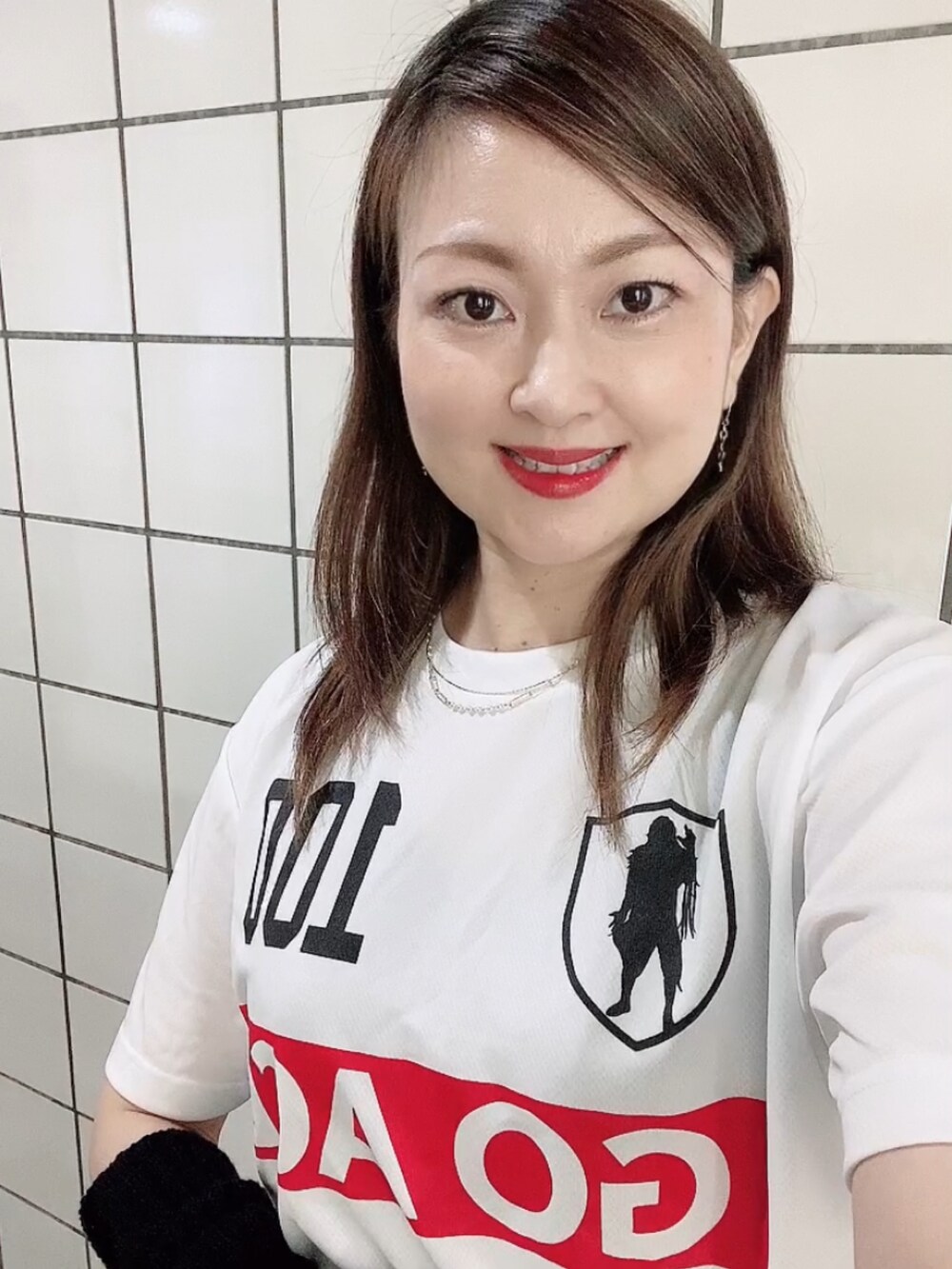 ホワイト系のTシャツ/カットソー、ブラック系のスカート、ホワイト系のショルダーバッグを着用したレディースの秋コーディネートの5枚目の写真