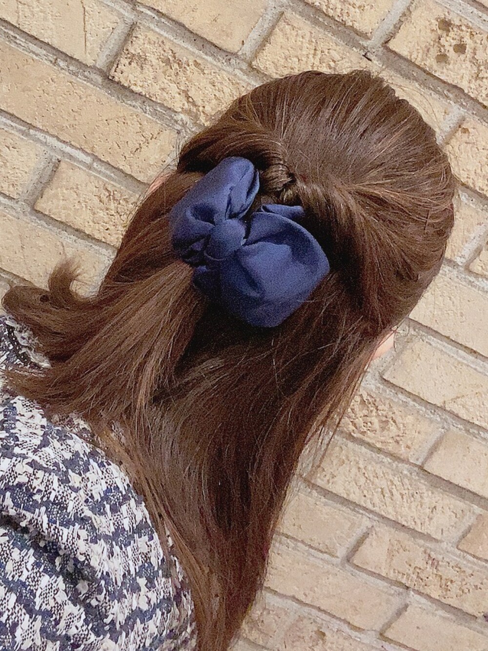 ブルー系のスーツセット、ブラック系のパンプス、ホワイト系のネックレスを着用したレディースの夏コーディネートの4枚目の写真